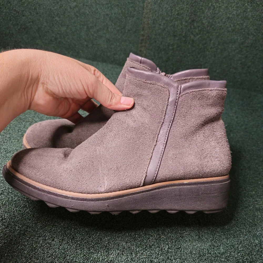 Clarks Gray/tan Suede Ankle Booties‎ 7.5